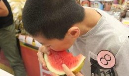 锻炼结束后吃瓜,瓜果时光的甜蜜补充