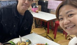 三代同堂吃瓜,共享温馨家庭时光