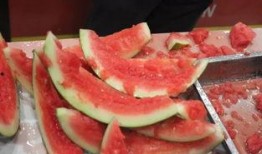 锻炼结束后吃瓜,瓜果时光的甜蜜补充