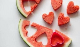 吃瓜吐籽搞笑,笑料横生，欢乐无限！