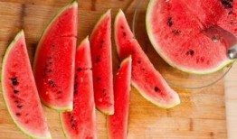 叫朋友吃瓜,与好友共享美食时光