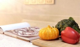 三代同堂吃瓜,共享温馨家庭时光