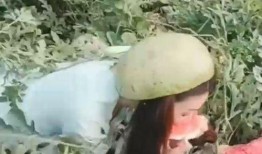 海拔小姐姐吃瓜,小姐姐的瓜香四溢