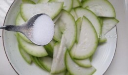 吃瓜钻桌,揭秘餐桌上的趣味瞬间