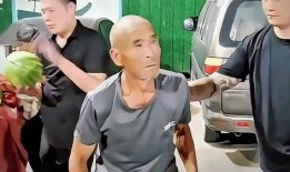 吃瓜纹身小伙图片,街头潮流新风尚