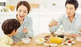 父母围观吃瓜图片,父母眼中的亲子互动新风尚